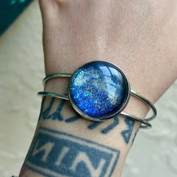 Handmade Dark blue & silver galaxy northern lights cuff bracelet - Picture 11 of 11